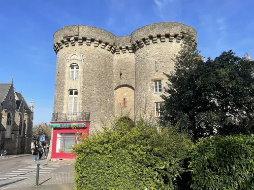 Mission patrimoine : la Porte Beucheresse à Laval, désignée site...